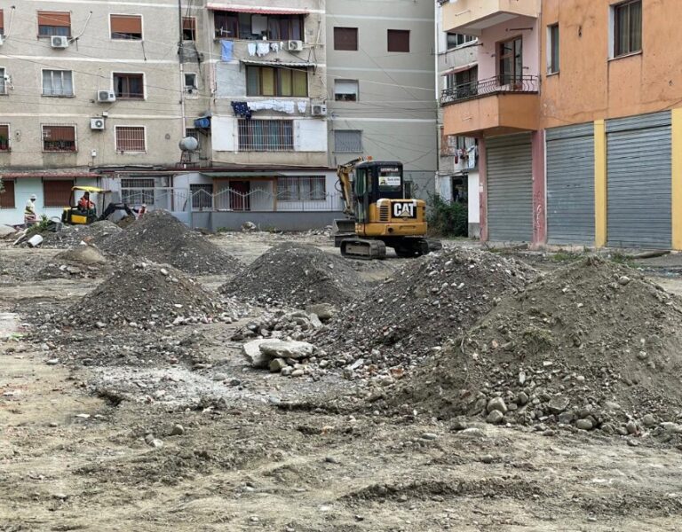 Nga ndriçimi te gjelbërimi, bashkia Elbasan vijon investimet në lagjen “5 Maji” me një strategji afatgjatë
