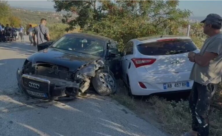 Aksident i rëndë në Fier, përplasen tre automjete. Një person përfundon në spital