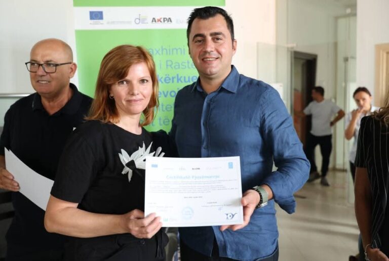Certifikohen 100 gra dhe vajza në Elbasan, një model i ri për punësim dhe kujdes social