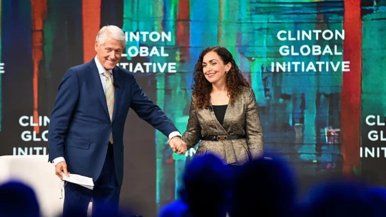 Në skenë me ish-presidentin Clinton, Vjosa Osmani rrëfen rrugëtimin e Kosovës drejt lirisë