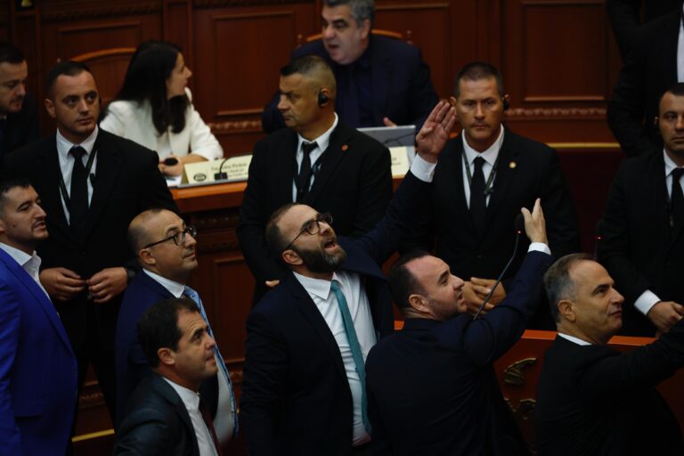 Tensionet në Kuvend, Gazment Bardhi dhe Fidel Kreka përjashtohen për 10 ditë nga seancat