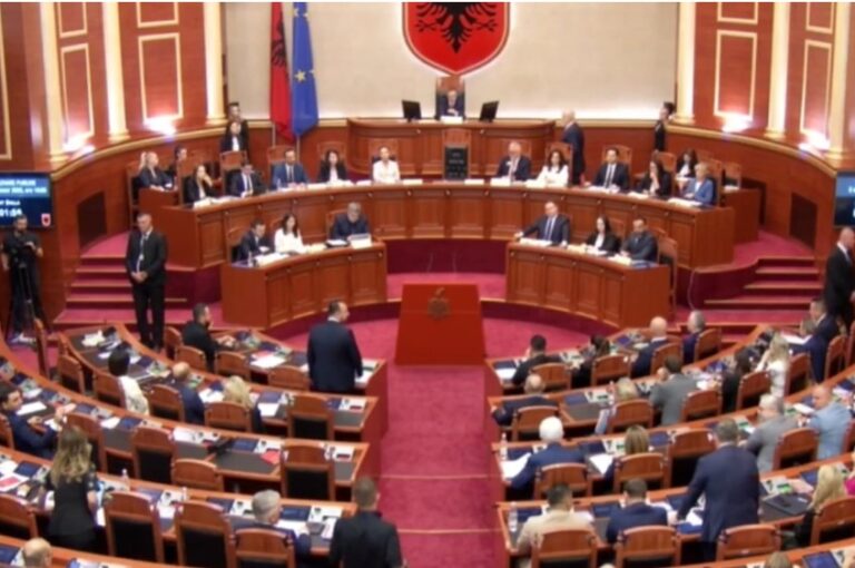 Kuvendi miraton qeverinë “Rama 4” me 82 vota pro. Opozita gjuan me shishe në drejtim të kryeministrit