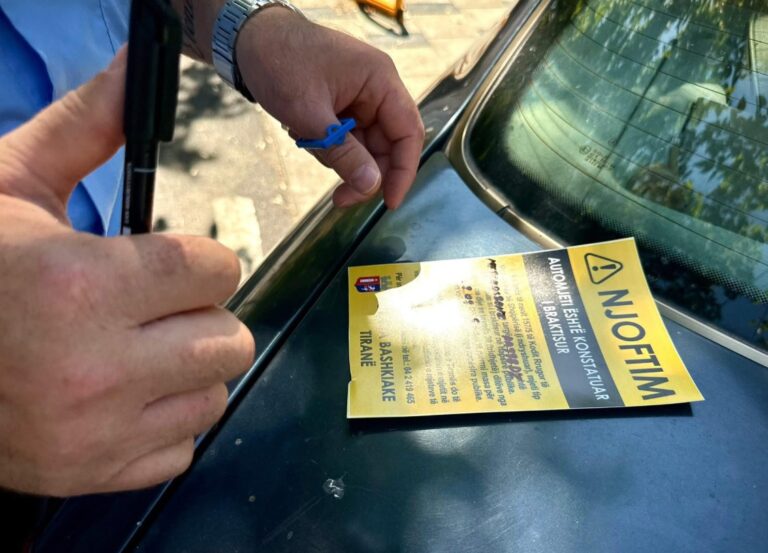 Policia bashkiake aksion për largimin e mjeteve të braktisura, Nënkryetari Sula: Pronarët të marrin masa brenda 30 ditësh