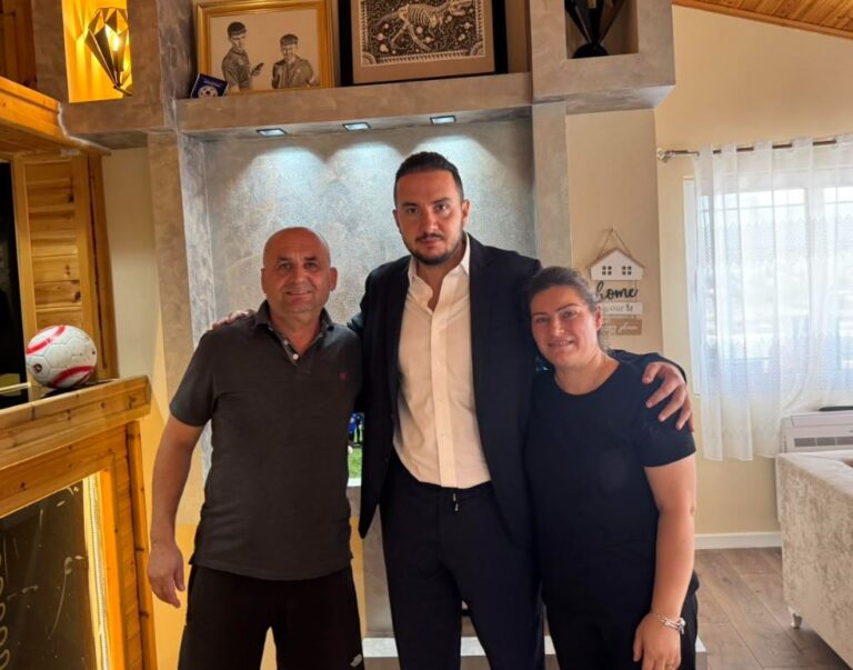 “Martin Cani nuk duhet harruar”, Ervin Salianji viziton prindërit e 14-vjeçarit që u vra nga bashkëmoshatari