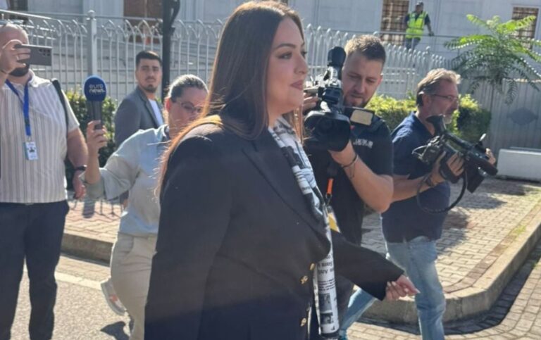 Sara Mile shkon në Kuvend, vendos në qafë shallin me akuzat e opozitës