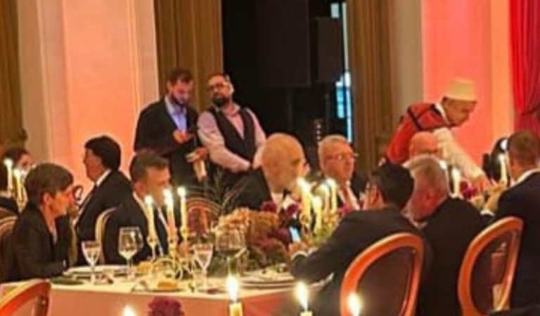 Rama pret Ceferinin dhe drejtuesit e futbollit Europian në një darkë luksi në Pallatin e Brigadave