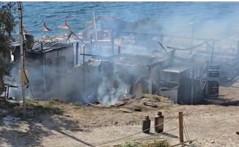 Restoranti shkrumbohet nga flakët në Vlorë