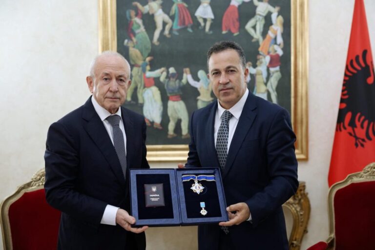 Kryeparlamentari Peleshi pret ambasadorin Shkurov: Mbështetja për Ukrainën garanton sigurinë e të gjithëve
