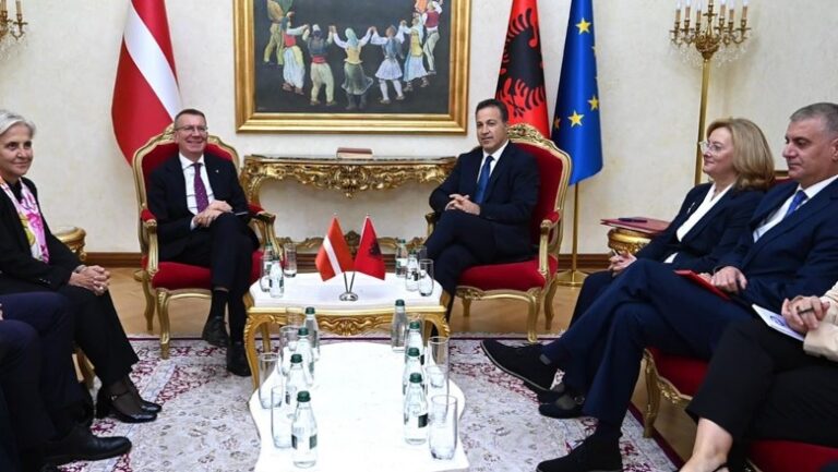 Kryeparlamentari Peleshi pret në takim presidentin e Letonisë, në fokus angazhimi i përbashkët në sigurinë rajonale