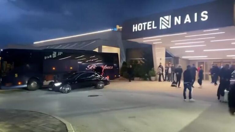 VIDEO/ Me super masa sigurie, ekipi kuqezi del nga hoteli dhe niset drejt stadiumit