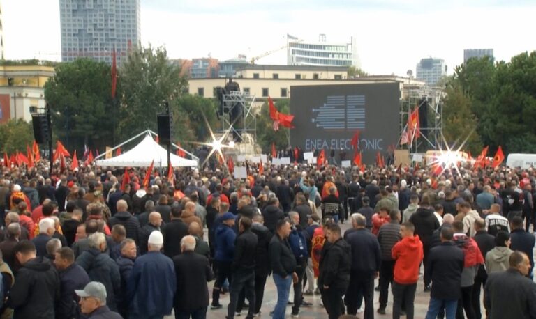 LIVE nga Protesta për UÇK-në me këngë atdhetare