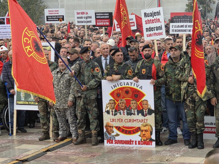 Nis protesta për UÇK-në, mijëra shqiptarë nga çdo trevë bashkohen në Tiranë: Liri për Çlirimtarët