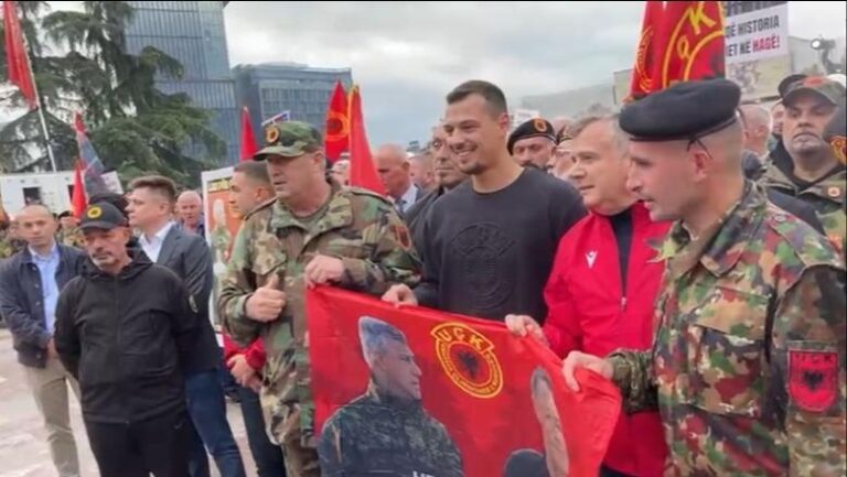 Fotolajm/ Me flamurin e UÇK, djali i Hashim Thaçit krah Ballës në protestë