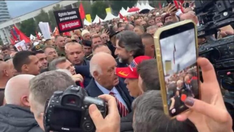 Ish-presidenti Alfred Moisiu në protestën pro UÇK-së