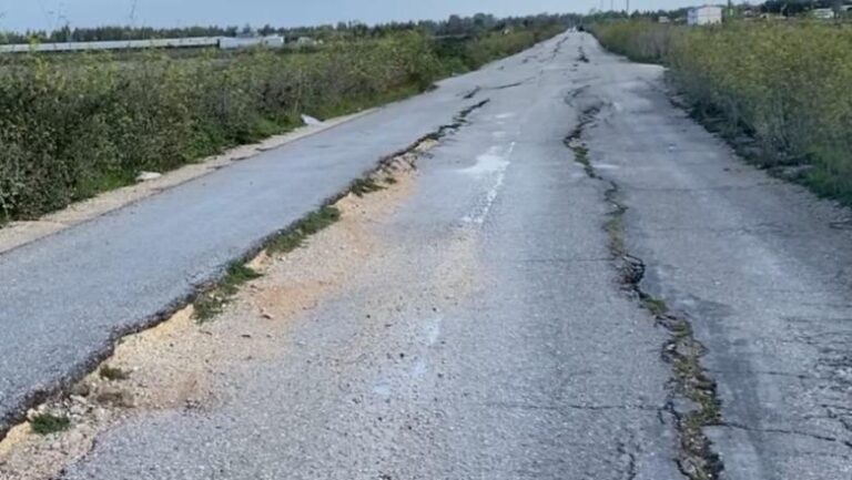 Del bari mbi asfaltin e çarë, banorët: E dëmtuan mjetet e rënda të naftës