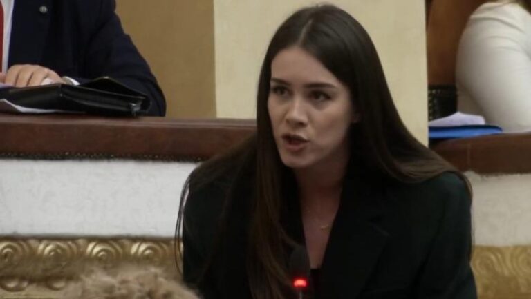 Deputetja Zaka ironizon opozitën: Zhurmuesin e keni brenda jush, më i madhi mungon sot