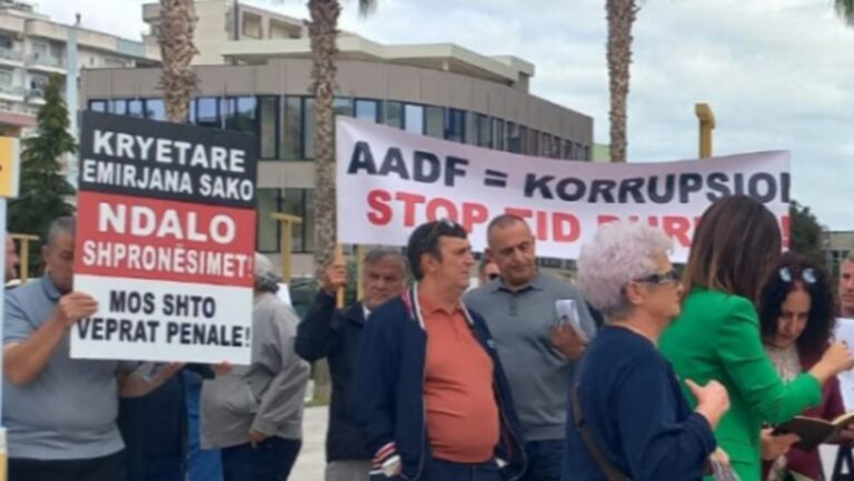 Protesta, banorët e Durrësit kërkojnë ndërprerjen e shpronësimeve në zonën historike