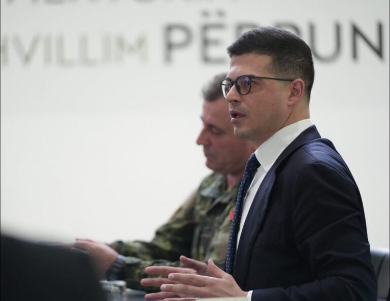 Ministri Vengu thirrje të rinjve: Bëhuni pjesë e Forcave të Armatosura, edhe 24 orë për të aplikuar