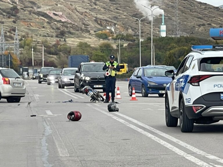 Aksident në afërsi të Maliqit, makina përplas motorin, plagoset çifti i bashkëshortëve