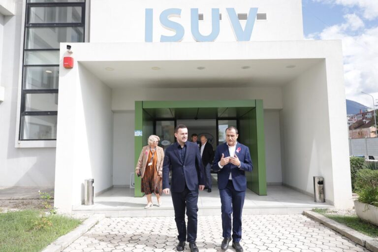 Ministri Salla vizitë në ISUV: Rëndësi të veçantë bashkëpunimi me ndërkombëtarët për rritjen e kapaciteteve
