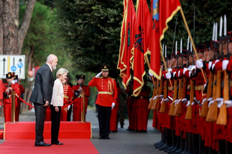 Momentet kryesore nga vizita e Von der Leyen në Tiranë, Rama postot fotot