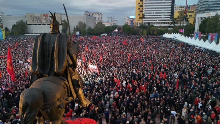 ”Liria ka emër”/ Mijëra shqiptarë kërkojnë drejtësi nga Tirana: Liderët e UÇK-së janë burgosur pa prova
