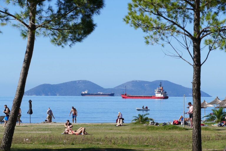 Pushuesit vijojnë të shijojnë plazhin në Vlorë, Rama poston fotot