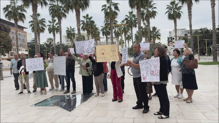 Banorët e amfiteatrit protestë para bashkisë