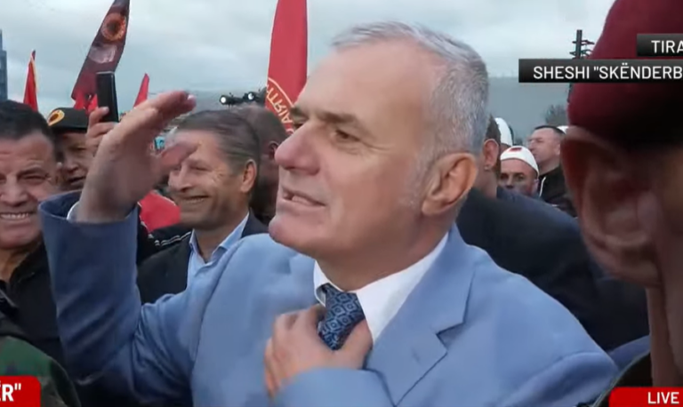 Leskaj thyen urdhërin e PD-së, merr pjesë në protestë pro UÇK-së: Unë jam deputet i labëve