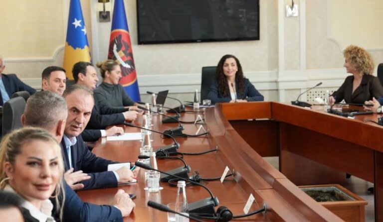 Takimi me presidenten Osmani, liderët politikë: Zgjedhje të reja në dhjetor