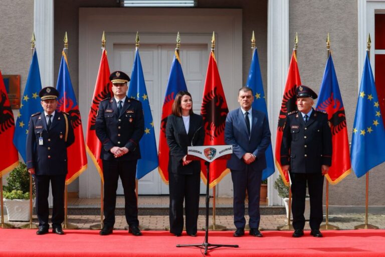 Betohen 415 policë të rinj, ministrja Koçiu: Uniforma që mbani është simbol i besimit që shteti dhe publiku ka mbi ju