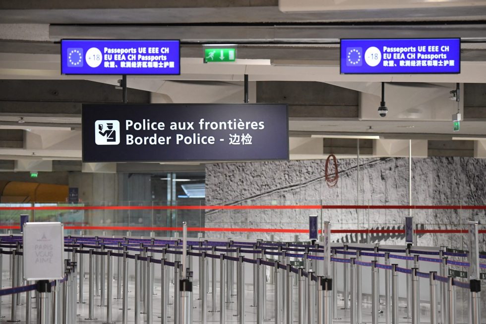 Pikat e kontrollit të policisë kufitare në aeroportin ''Roissy-Charles de Gaulle'', në veri të Parisit. (Foto: AFP)