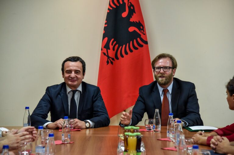 ”Kurti po mban peng Kosovën”, Abazi: Paguan miliona euro për të mbajtur pushtetin