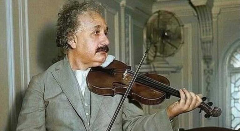 Albert Ajnshtajn, fizikanti gjeni që adhuronte muzikën po aq sa edhe shkencën