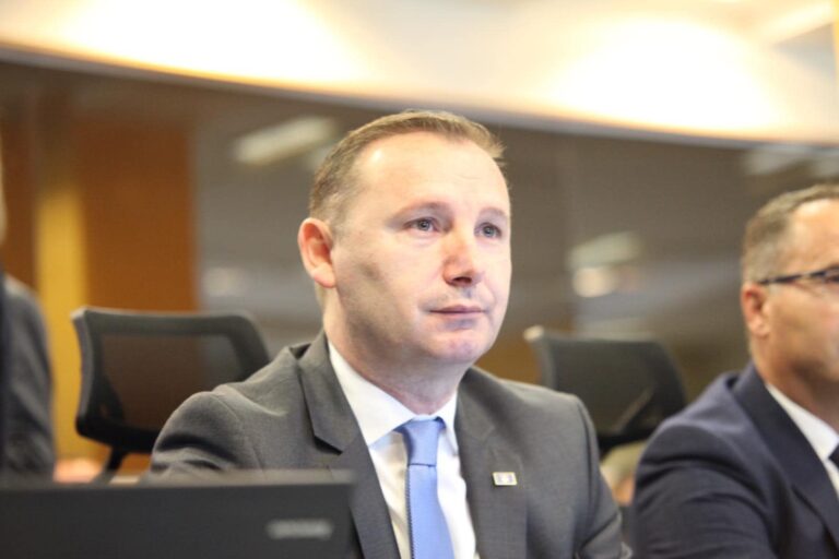 Deputeti g*det qytetarin: Do të jetë si mësim për të qenë më i durueshëm