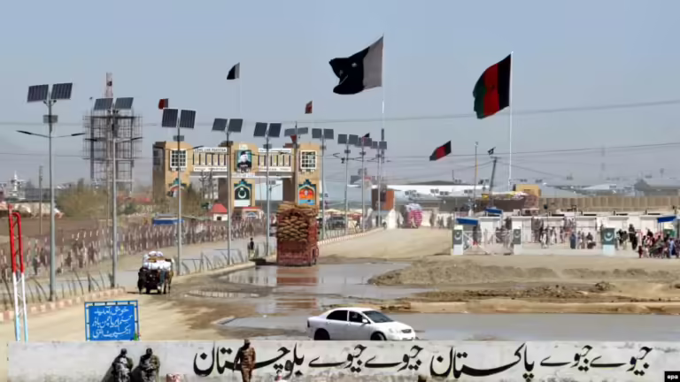 Dhjetëra të vrarë në luftime të ashpra përgjatë kufirit Pakistan-Afganistan