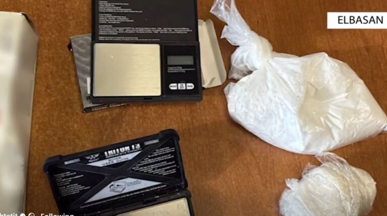 Elbasan – Thyen “arrestin në shtëpi”, kapet me kokainë dhe peshore elektronike, në pranga 35-vjeçari
