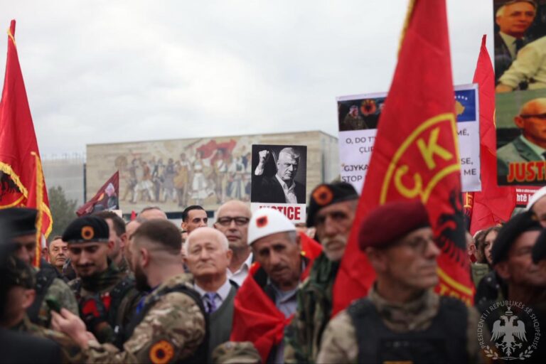 FOTO/ Presidenti Begaj përshëndet protestën: Themeli i lirisë së Kosovës është UÇK-ja