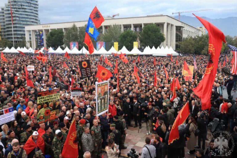 ”Trojet etnike janë bërë bashkë”, thirrja e bukur nga protesta për UÇK-në