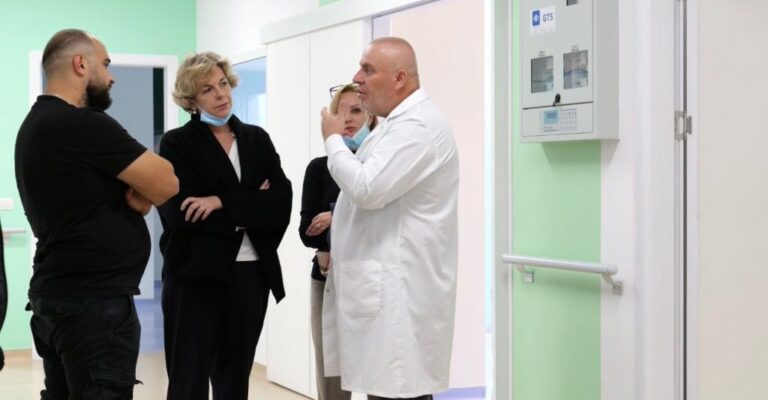 Ministrja Evis Sala viziton në QSUT 6-vjeçaren e mbijetuar nga zjarri tragjik në Maliq
