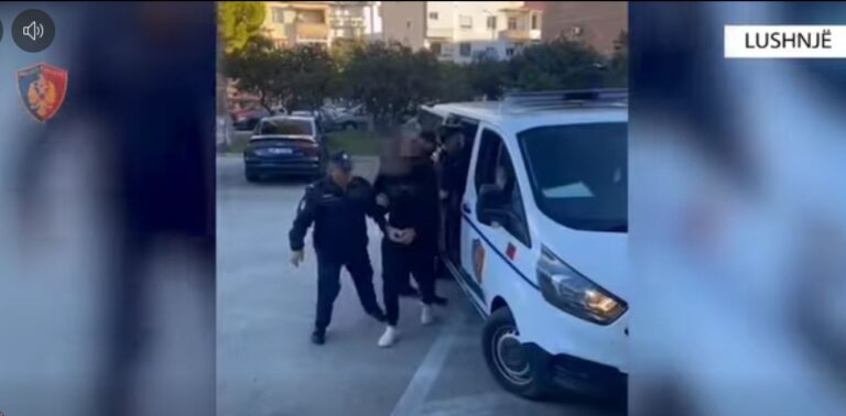 Lushnjë, goditën me grushte dhe sende të forta 1 shtetas, vihen në pranga 2 kushërinjtë
