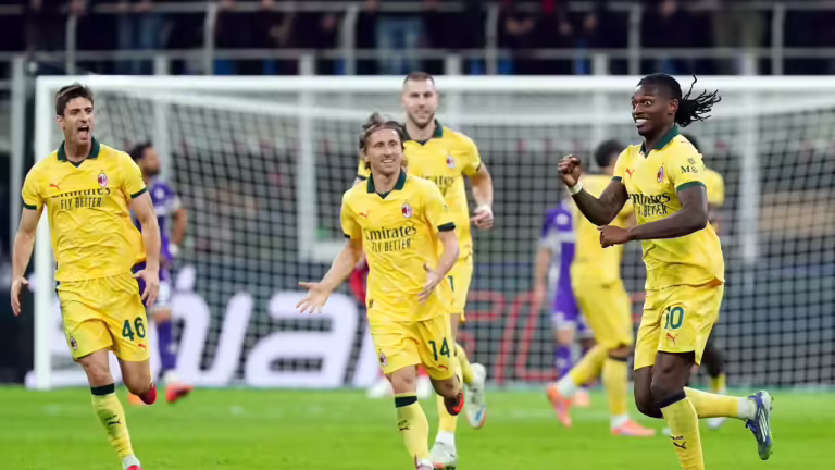 Leao përmbys Fiorentinën dhe çon Milanin në krye të Seria A
