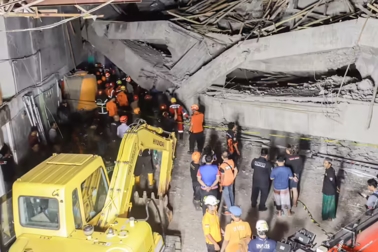Tragjedi në Indonezi, shembja e një shkolle në Java lë pas 37 viktima dhe dhjetëra të zhdukur