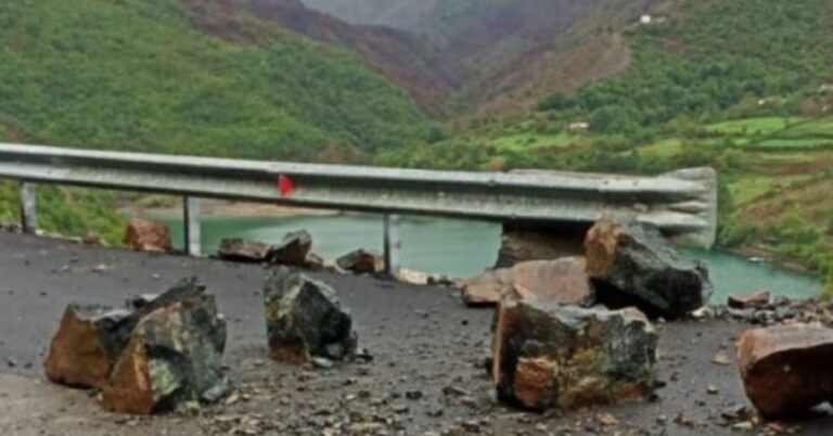 Rrëshqitje gurësh në aksin kombëtar Burrel-Skuraj, bllokohet qarkullimi tek Ura e Ulzës