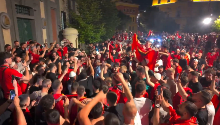 VIDEO/ Mijëra tifozë bëhen bashkë në zemër të Tiranës, atmosfera super e zjarrtë