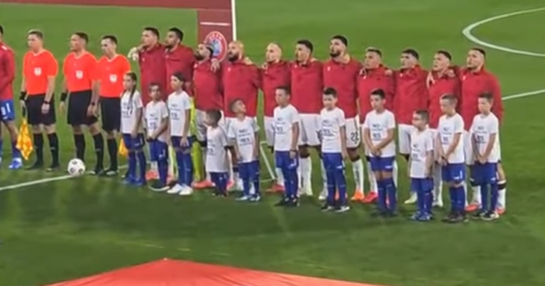 VIDEO/ Turpi i radhës nga tifozët serbë, vërshëllejnë himnin shqiptar. Lojtarët e këndojnë me shpirt