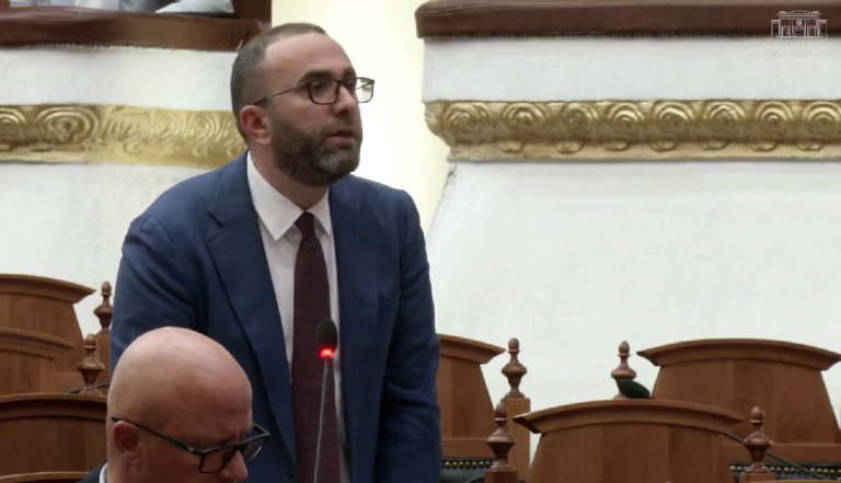 Bardhi refuzon të iki nga salla pasi u përjashtua, Peleshi ndërpret seancën