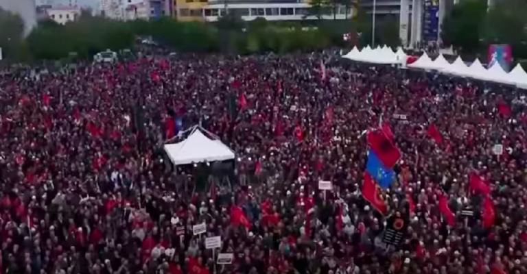Mijëra shqiptarë protestë në Tiranë: Drejtësi për ish-krerët e UÇK-së
