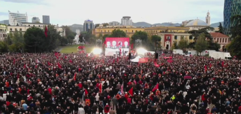 ”Zemra mal”, Rama poston videon ku shihen mijëra shqiptarë në thirrje pro UÇK-së dhe liderëve në Hagë