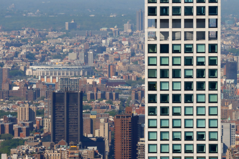 Alarm në New York, rrokaqielli 432 Park po rrezikon të shembet?